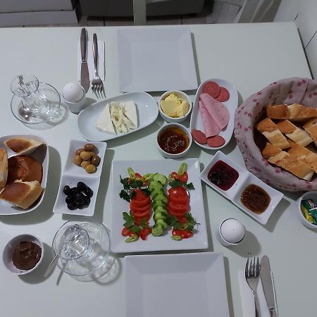 Celil Pansiyon Ayvalı Buitenkant foto